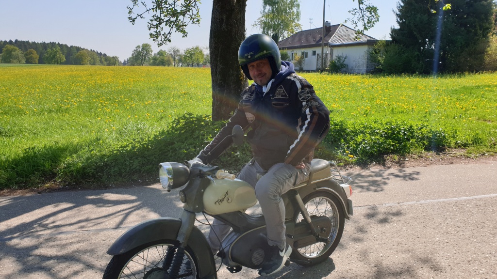 Ein Mann - ein Moped